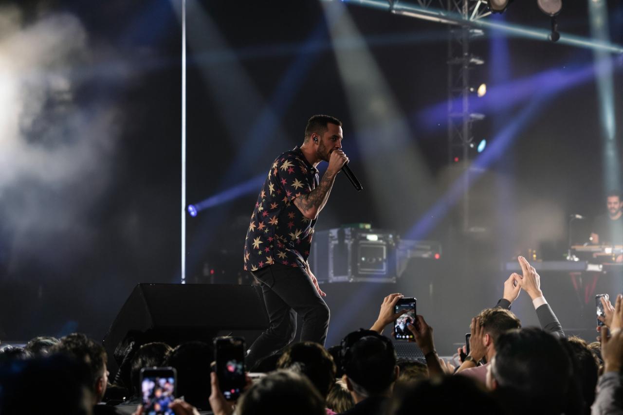 某知名歌手演唱会现场突然晕倒，粉丝吓坏，最新消息来了